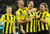 BVB-Ball im Retro-Look mit Spielerautogrammen