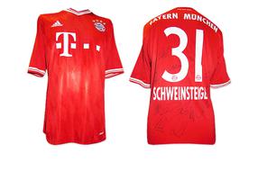 Das neue Bayern-Trikot mit Spieler-Autogrammen
