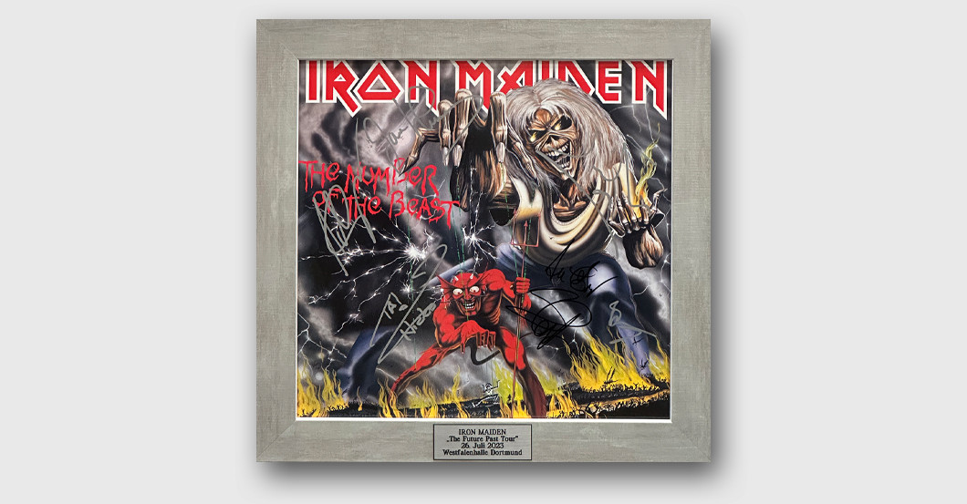 Iron Maiden signiert die VinylLP „The Number of the Beast“