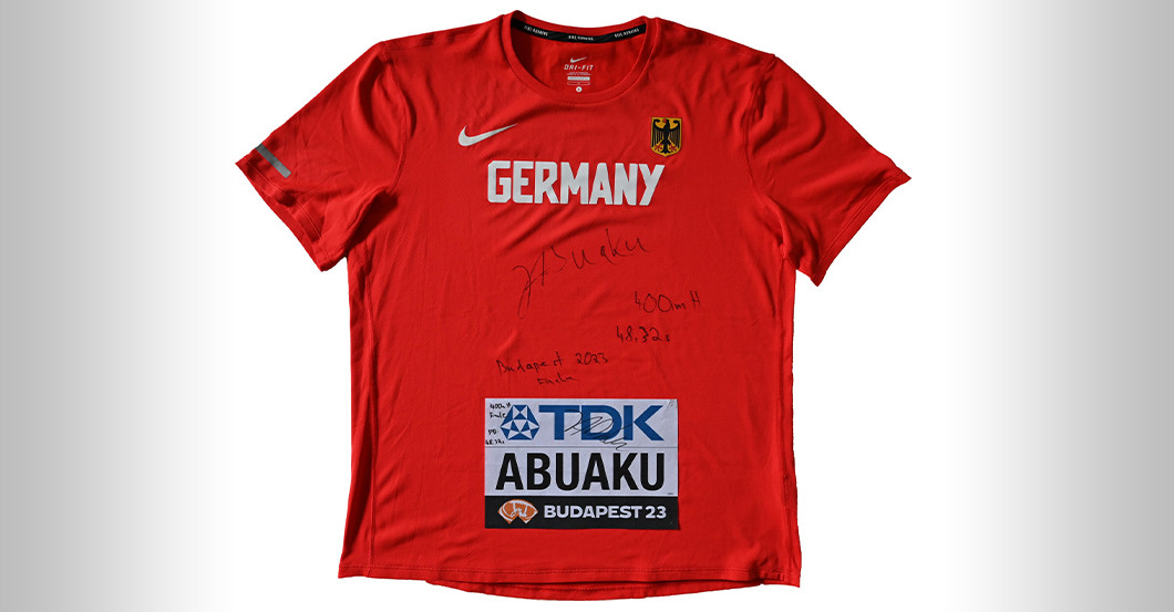 Hürdenläufer Abuaku stiftet BestzeitTrikot & Startnummer