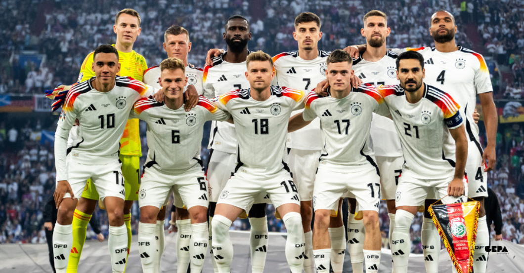 Das Nationalteam signiert einen Original-Fußball des DFB