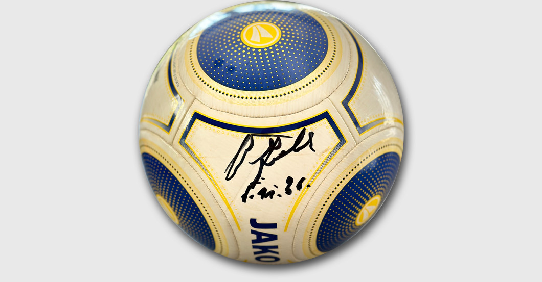 Seltenes Andenken Fußball signiert von HSVLegende Uwe Seeler