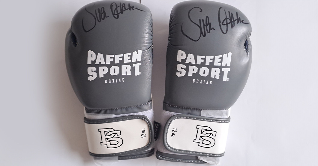 Box-Weltmeister Sven Ottke signiert graue Boxhandschuhe