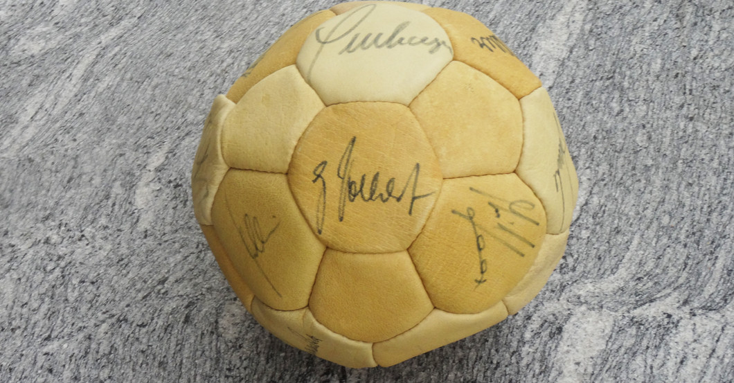 OriginalFußball von 1978 signiert von deutschen Nationalspielern