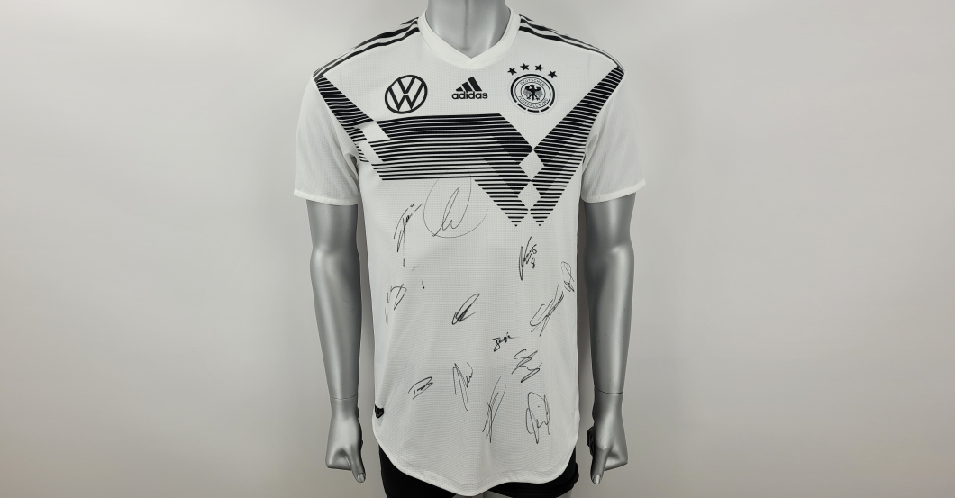 DFB-Stars signieren ein Trainingstrikot der Nationalmannschaft