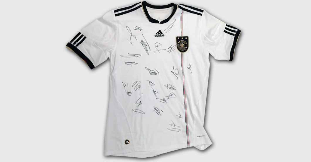 Das Dfb Team Signiert Trikot Der Wm 10 In Sudafrika