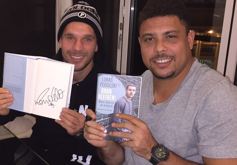 Biografie Dranbleiben Mit Der Unterschrift Von Poldi Und Ronaldo
