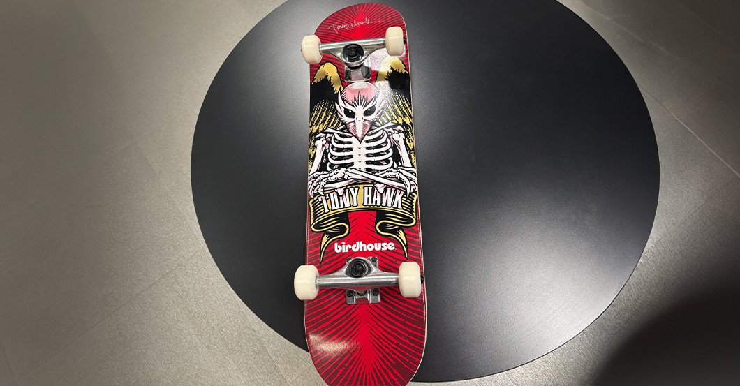 Skateboard-Superstar Tony Hawk signiert sein Board
