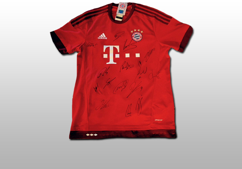 Vom Rekordmeister: Aktuelles Trikot des FC Bayern mit Teamsignatur