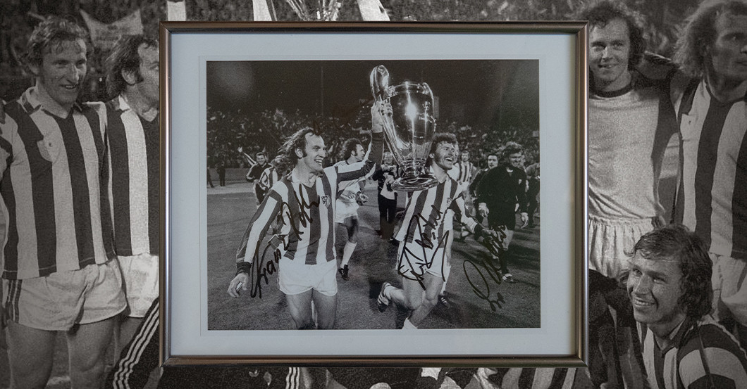 Erster CLTitel für die Bayern Helden von 1974 signieren Foto