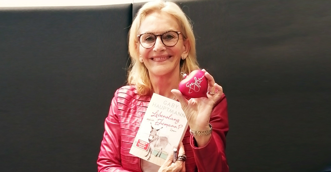 Von Gaby Hauptmann signiert Christbaumkugel und Buch