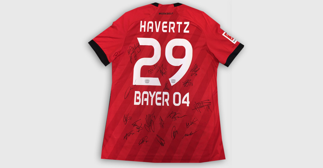 Kai Havertz and his Leverkusen teammates sign a jersey