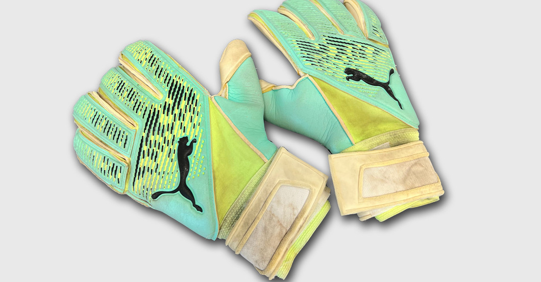 BVB-Torwart Gregor Kobel stiftet getragene Handschuhe!