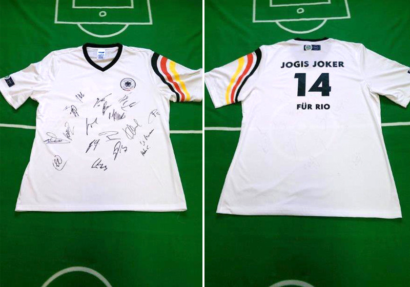 Das offizielle „Jogis Joker-Shirt“ mit den Weltmeister-Signaturen