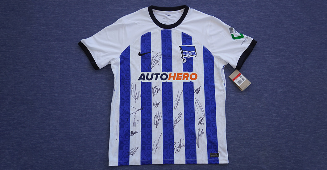  Foto zu Zum Saisonstart: Hertha BSC signiert letztes Bundesliga-Trikot 