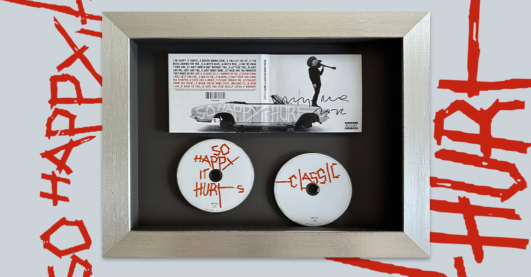 Bryan Adams signiert die gerahmte CD „So happy it hurts”