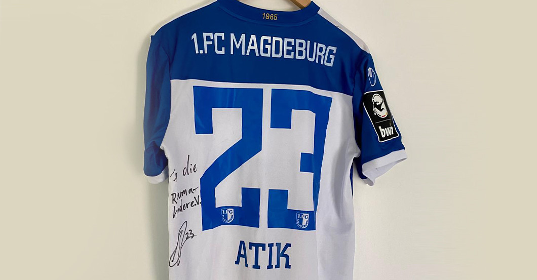 Vom Spitzenreiter 1. FC Magdeburg signiert ein Trikot von Atik