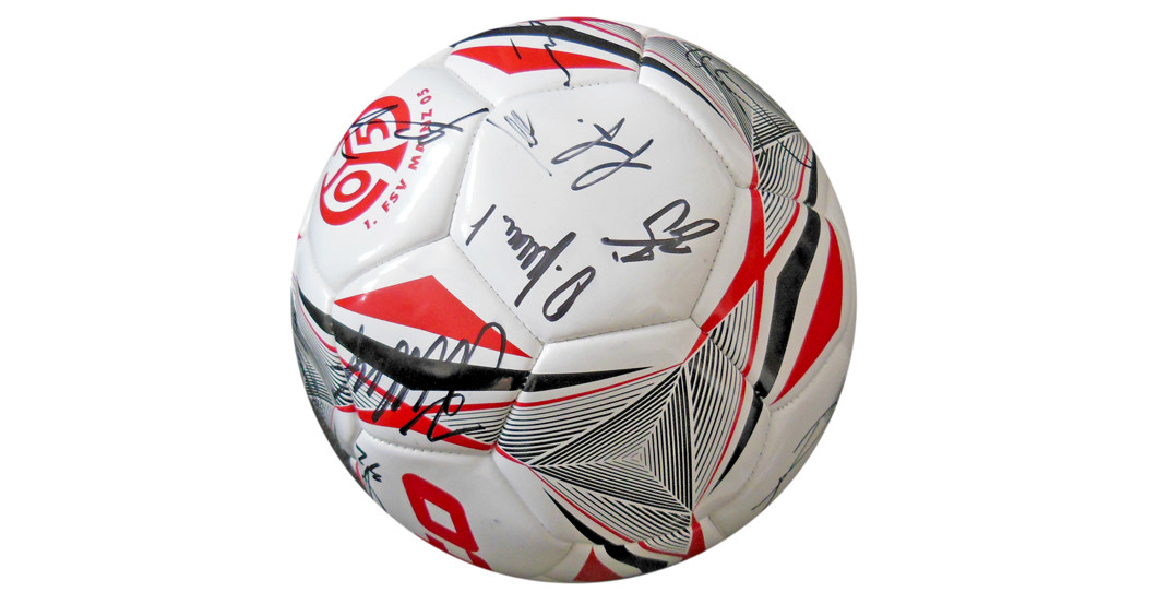 FSV Mainz 05 – Fußball von der Mannschaft signiert