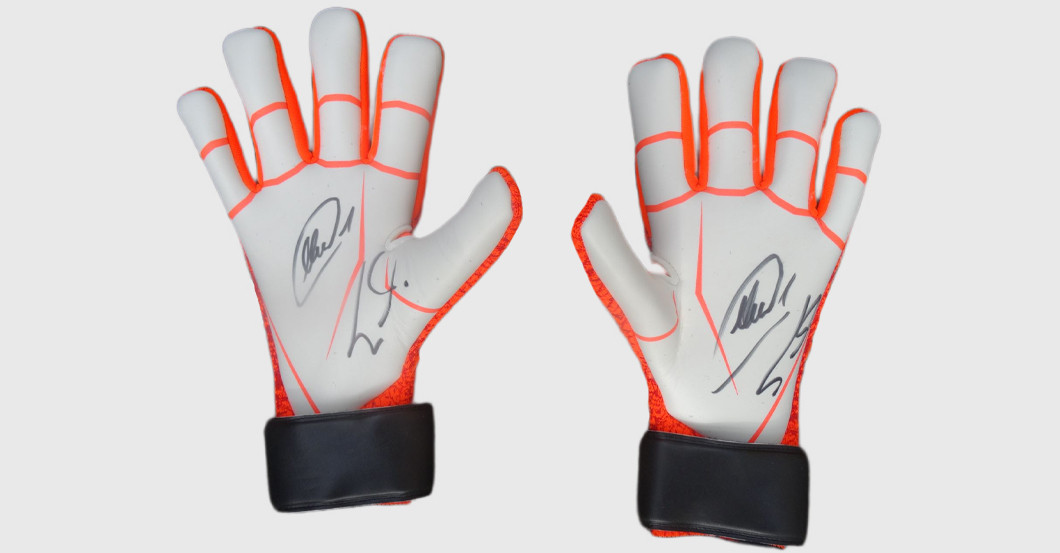 Manuel Neuer  signierte Torwarthandschuhe des FC Bayern-Stars