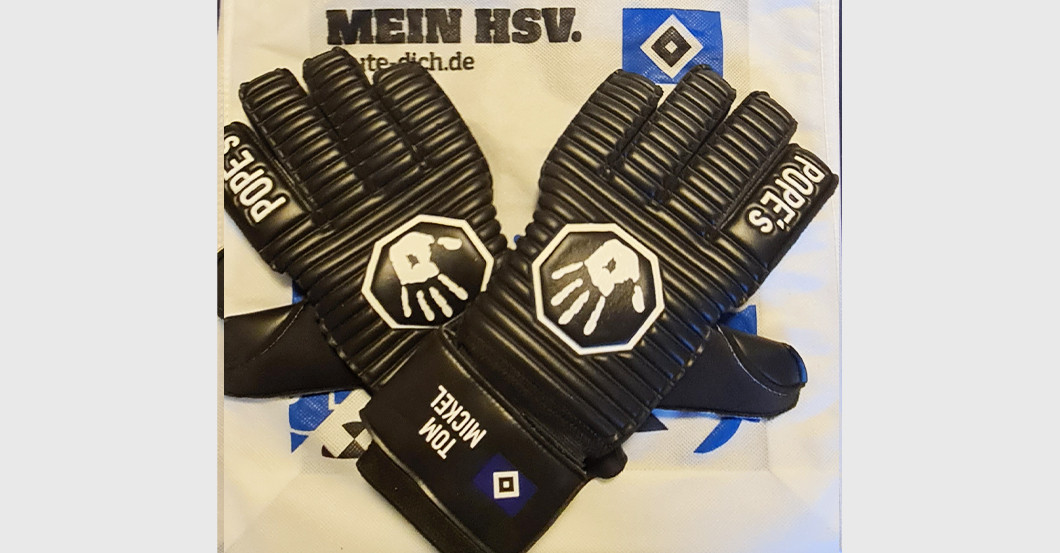 HSV-Keeper Tom Mickel stiftet seine getragenen Torwarthandschuhe