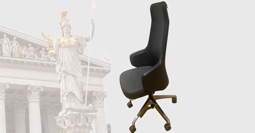 Echtes Unikat: Original-Stuhl aus dem österreichischen Parlament