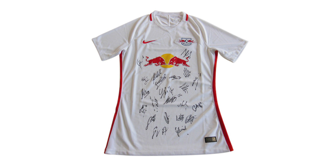 Vom RB Leipzig Trikot von der Mannschaft signiert
