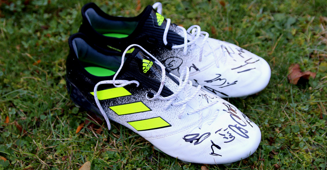 Werder Bremen signiert Niklas Moisanders Fußballschuhe