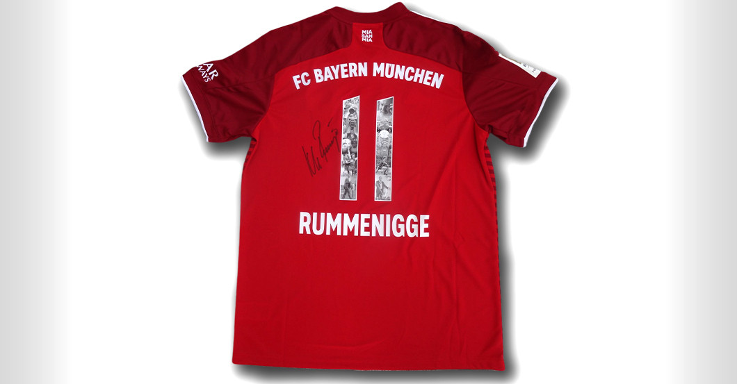 FCB-Legende Karl-Heinz Rummenigge signiert sein Abschiedstrikot