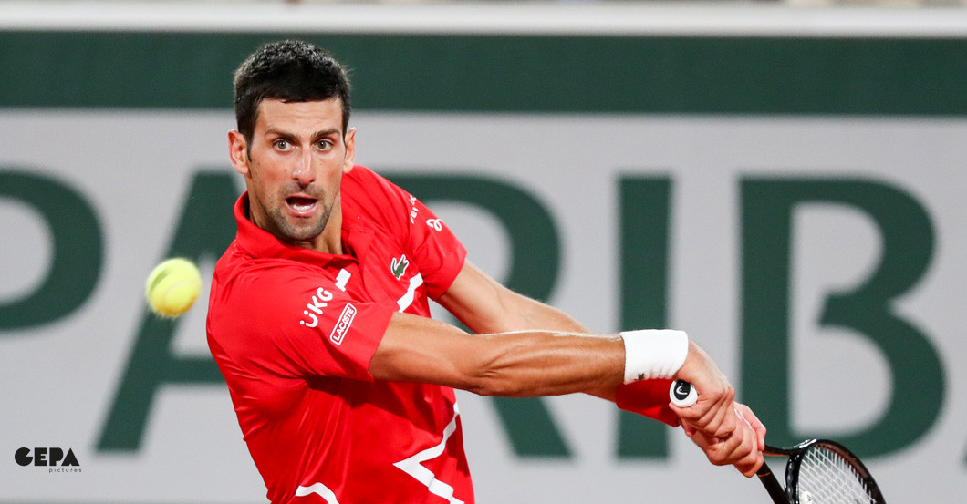 Novak Djokovic Veredelt Mit Seiner Signatur Einen Tennisschlager