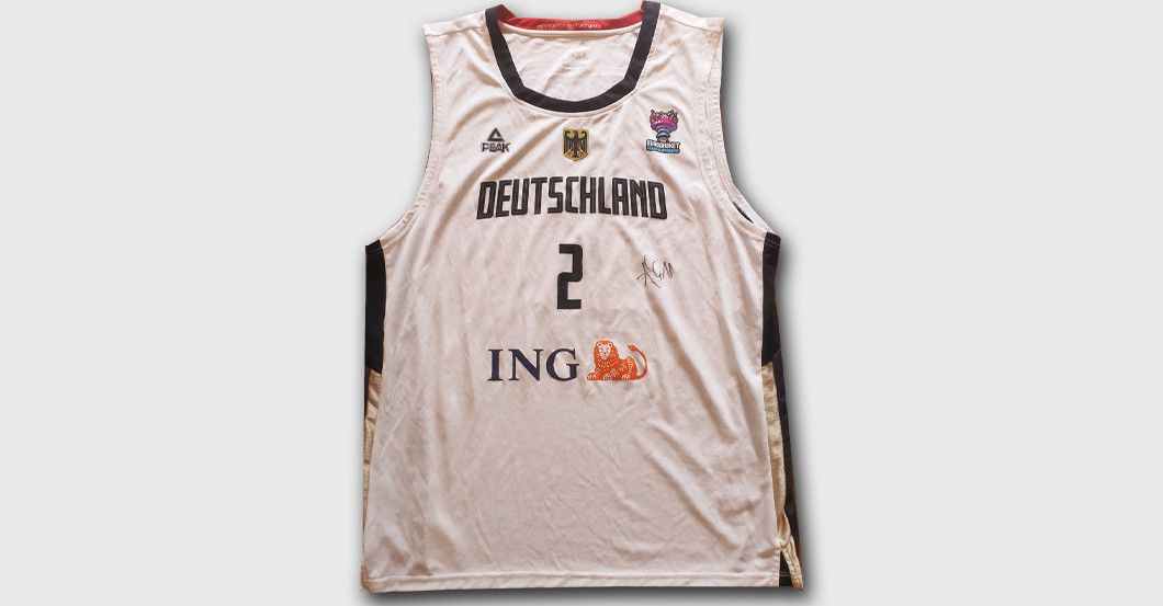 Zum Karriereende BasketballStar Andreas Seiferth stiftet Trikot