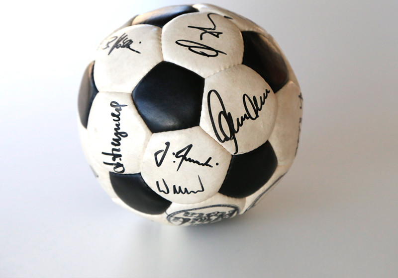 Ein Stück Fußballgeschichte Ball von 1974 signiert von WMLegenden