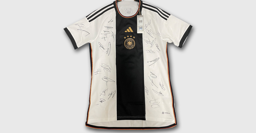  Das DFB-Team signiert ein Heimtrikot für den guten Zweck 