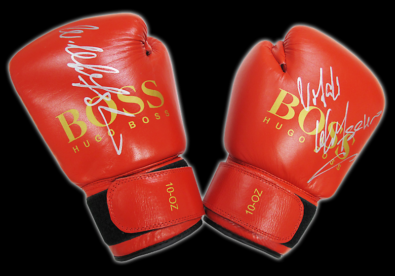 Von den Klitschkos unterschriebene Boxhandschuhe